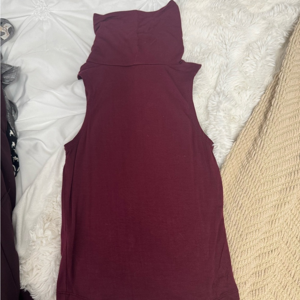 Sleeveless Burgundy Turtleneck Top - Picture 3 of 3